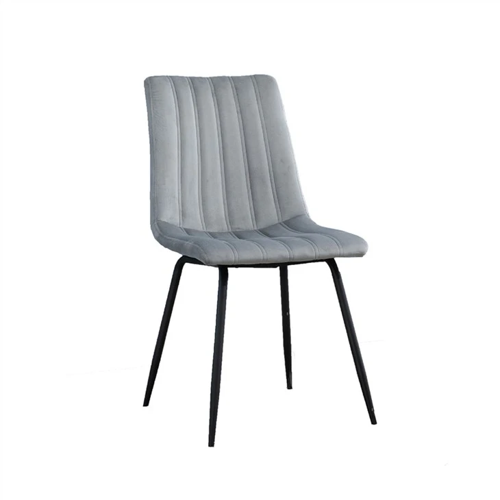 Una comoda sedia da pranzo con gambe in metallo