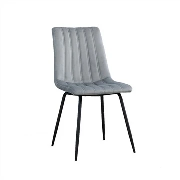 Una comoda sedia da pranzo con gambe in metallo