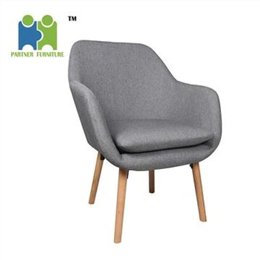 Poltroncina semplice con gambe in legno