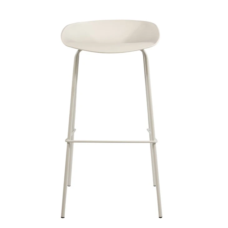 Sgabelli in plastica ad altezza bancone