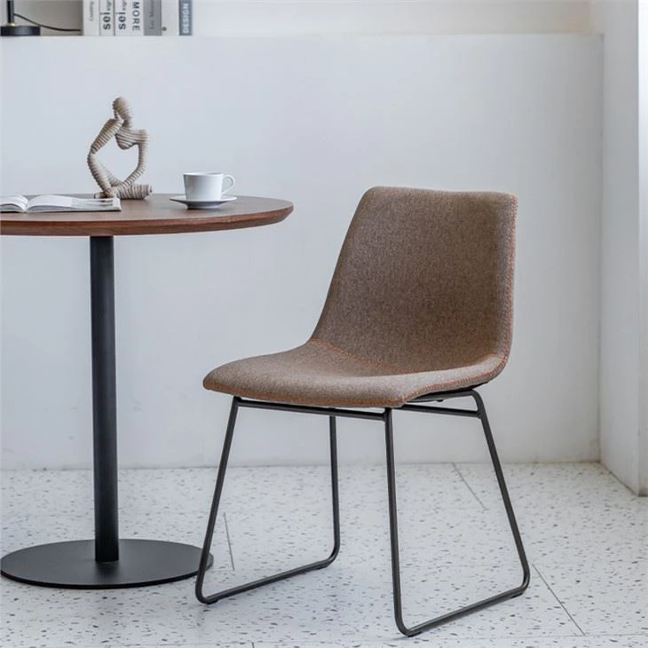 Sedia da pranzo moderna della metà-secolo con base in metallo nero