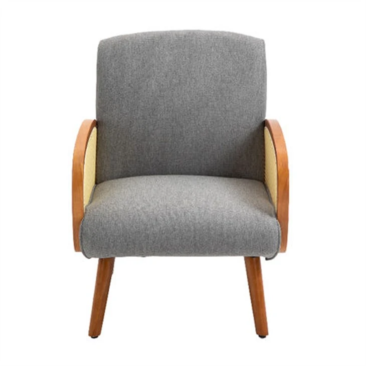 Elegante poltrona con braccioli in rattan